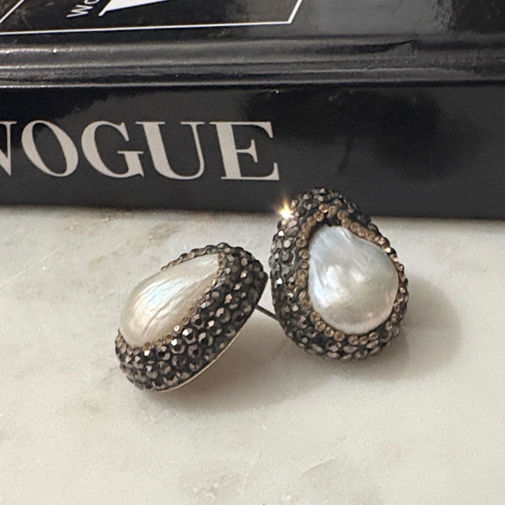 Black and Gold Pearl Earrings with marcasites - Picture 2 of 6